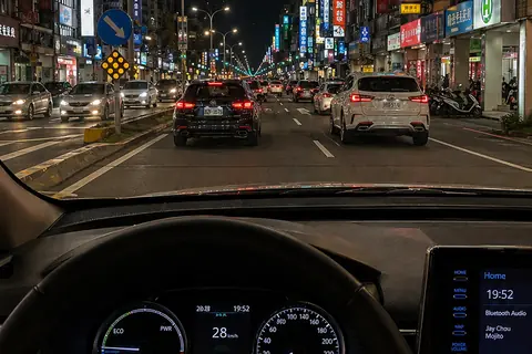 夜間駕駛(手機) 縮圖